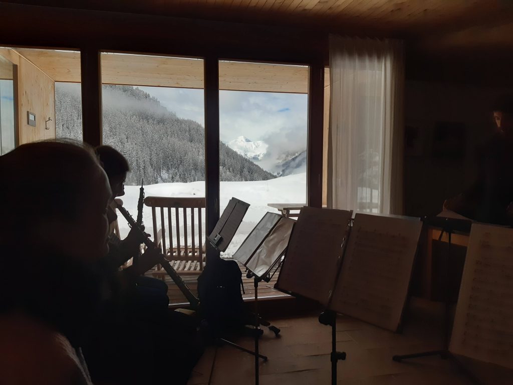 Stimmprobe im Strohhaus