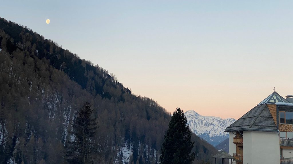 Strohhaus im Abendlicht