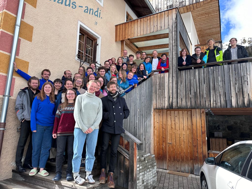 Gruppenbild vor Haus Andi Ski und Musik 2024